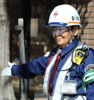 通いやすい勤務地。幅広い年代の男女、シニアの方たちが活躍中
